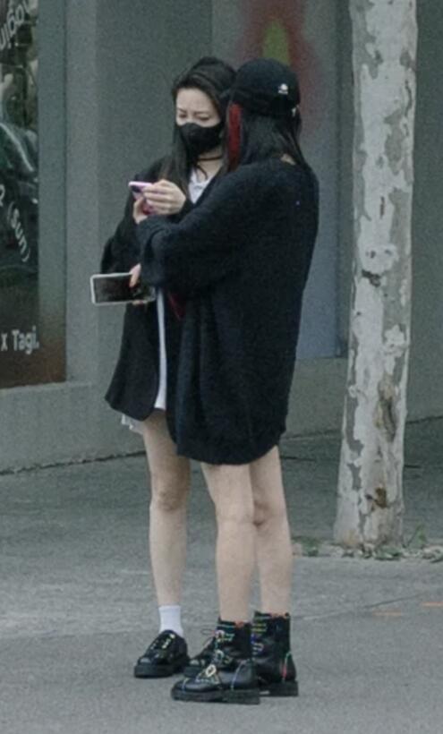 伪娘|杨幂真不吝啬秀腿！连着两天都玩下衣失踪，扎染发型太个性前卫了