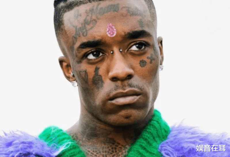 |不作不死！美国歌手将1.6亿粉钻镶额头，演唱时被粉丝徒手抠出