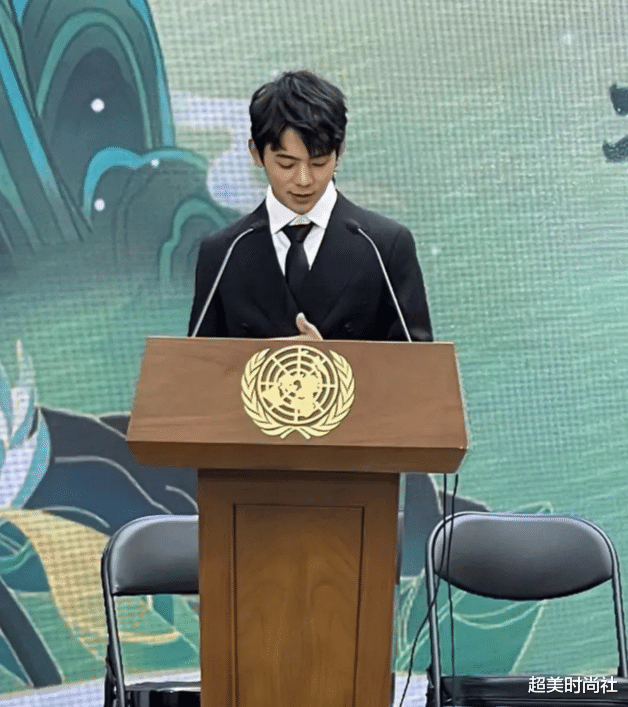 高晓松|丁真受邀参加联合国演讲！穿笔挺西装成“总裁”，换发型后仍帅气