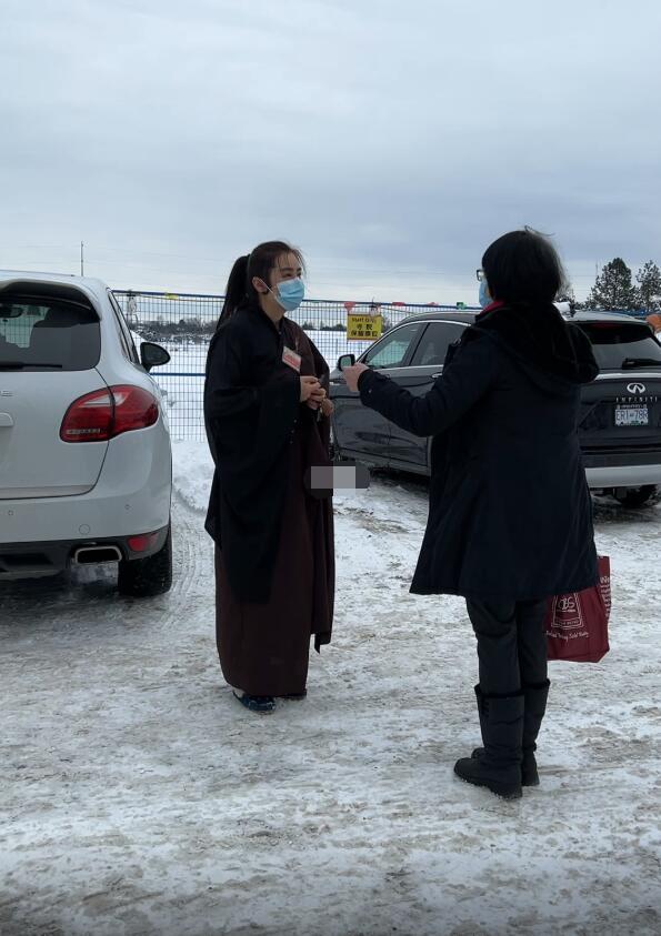 王祖贤|55岁王祖贤拜佛被拍，皮肤白皙紧致，扎高马尾宛若少女