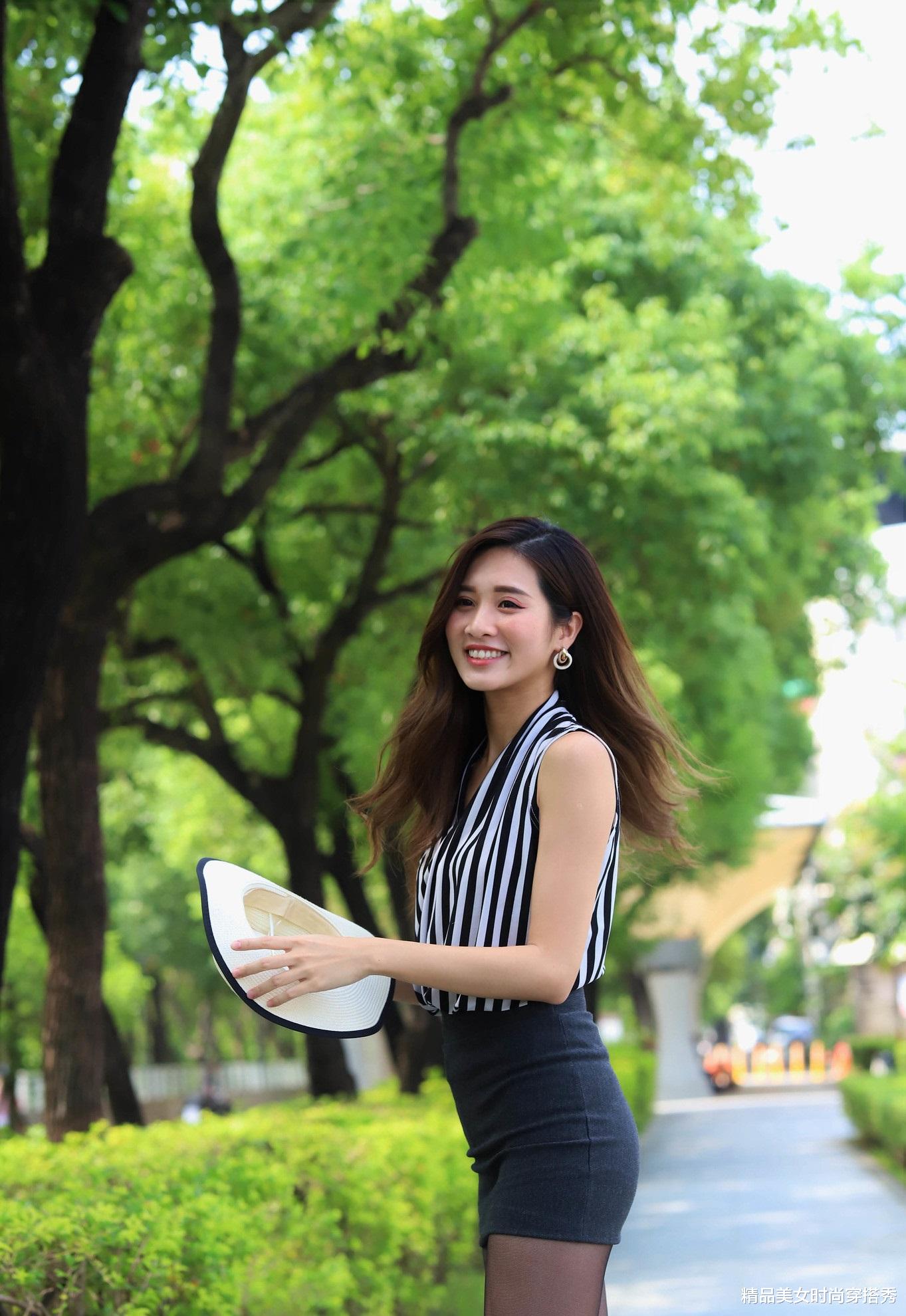 小姐姐|职场小姐姐身穿黑白条纹衬衫，搭配高腰包臀裙，很是有型