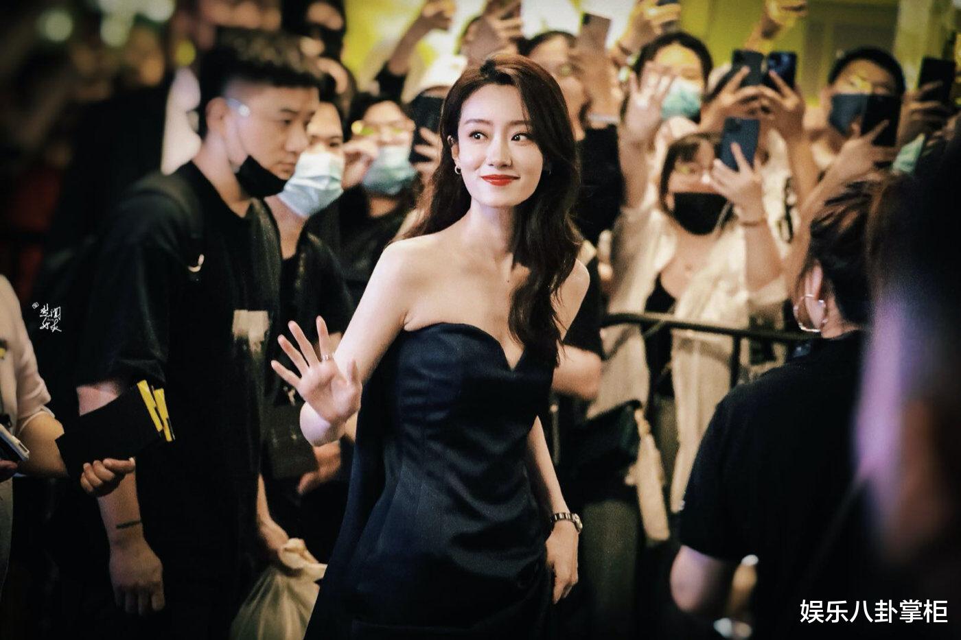 杨洋|张小斐拿影后被群嘲的背后:35岁的喜剧女神,一炮而红却无戏可拍