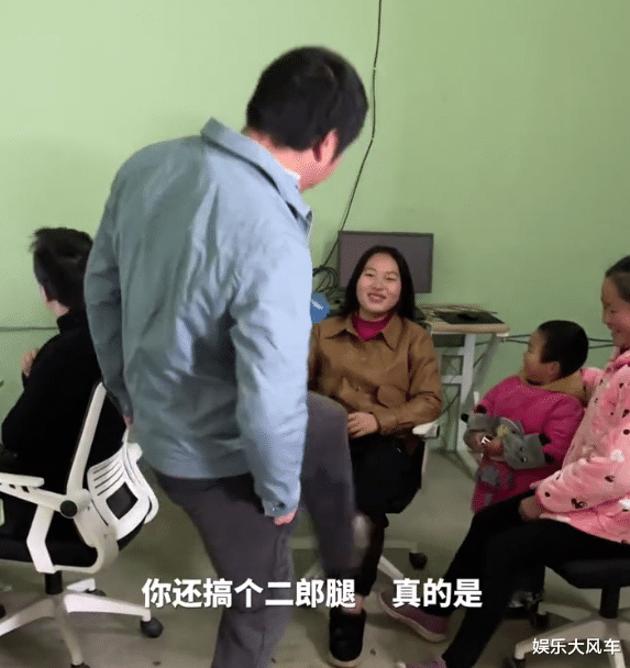 |牛爱芳夫妇晒团队大合照，自曝全部身家，称不买别墅是为了小春花