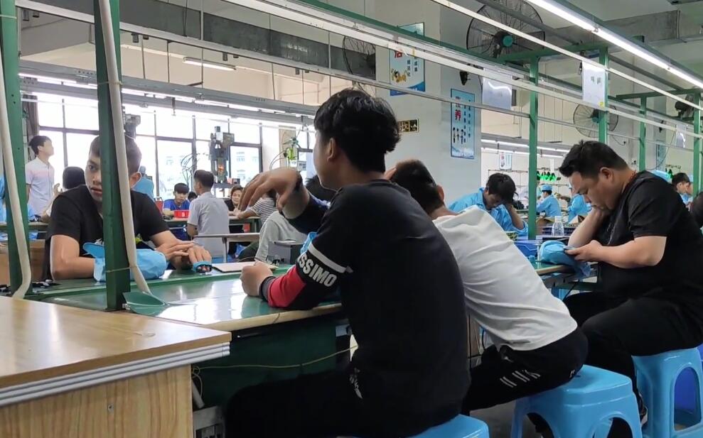 海子的社会趣闻录 昨天去找工作被中介骗了，骗来这家工厂黑得跟炭一样黑