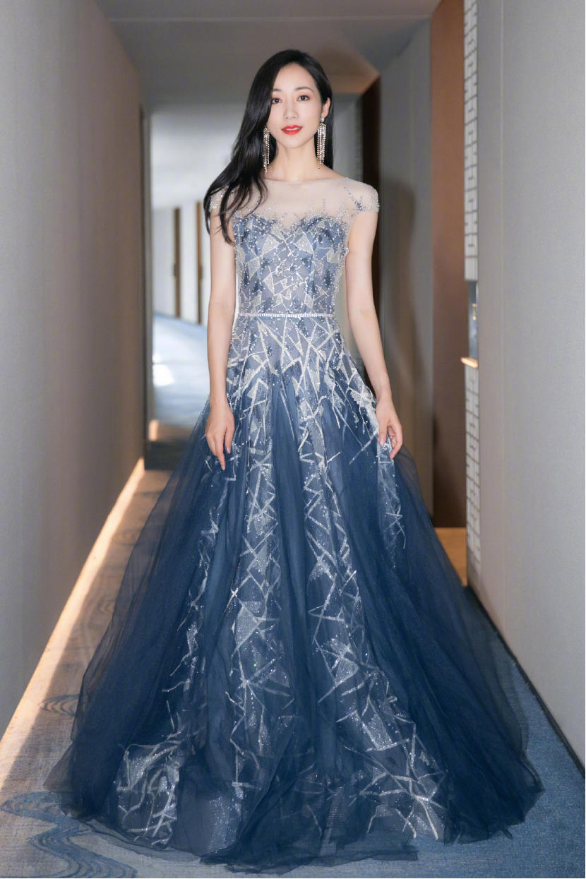 闲鱼有话说|韩雪与钟楚曦同穿蓝色碎花裙，一个优雅一个甜美，真看不出差10岁