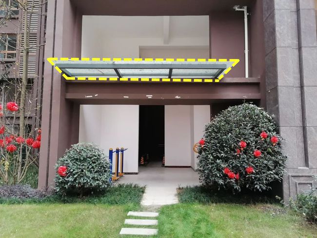 买了架空层的二楼，平台围上护栏当双层阳台用，邻居凭什么投诉？