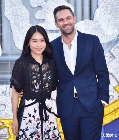 天果时代|张艺谋大女儿气质不俗,与外籍老公一起走红毯,穿印花裙美得大方