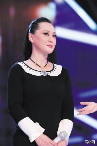 蓓小西|59岁大宋佳还有傲人身材，穿深V领连衣裙配齐肩卷发，又美出圈了