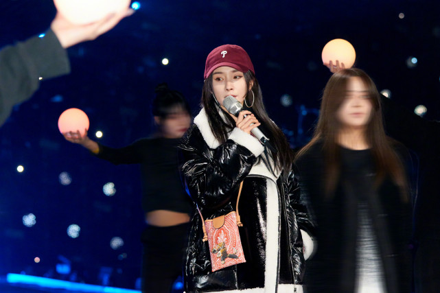 杨幂|杨幂跨年排练造型太炸裂！穿朋克造型变酷飒御姐，气场全开好亮眼