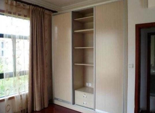 打衣柜用免漆板还是喷漆好？50岁老木工吐真言，很多人才知被忽悠