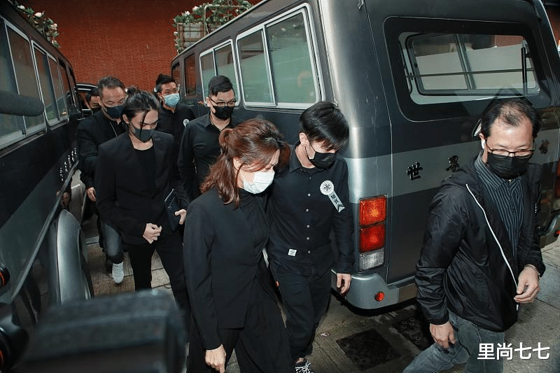 吴孟达|吴孟达出殡现场，第三任妻子情绪激动泪奔，17岁小儿子眼圈乌黑