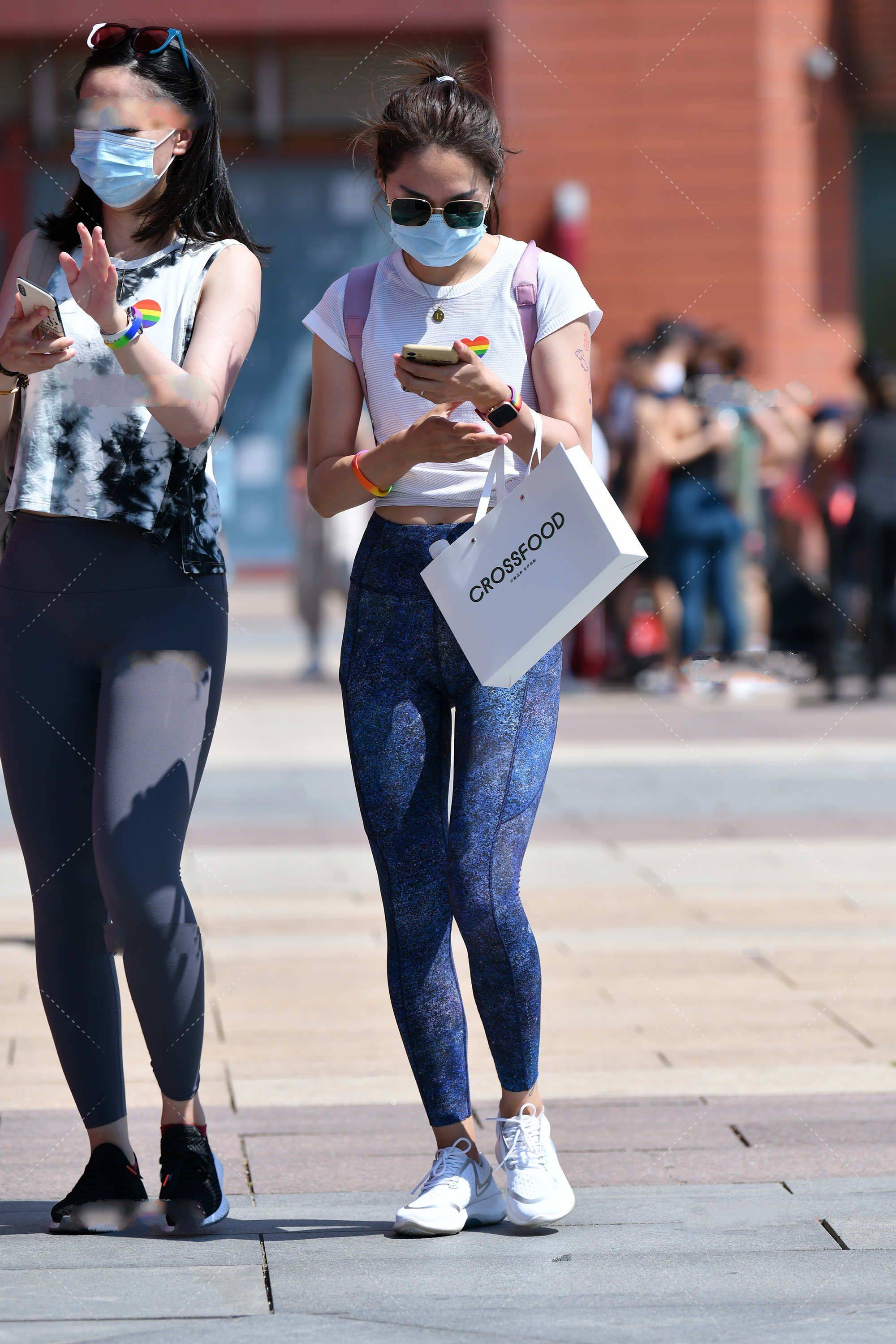 运动|爱健身的女生很适合配上发带，这样搭配很有欧美风格