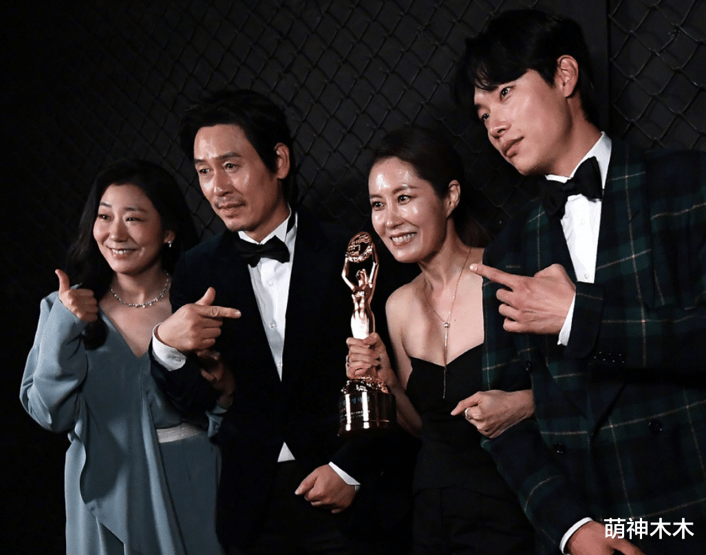 生图|外网曝光韩国青龙奖明星生图，油光满面脸僵嘴歪，宋仲基一脸憔悴