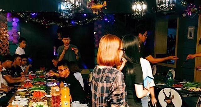 教教你家娃|KTV行业“遇冷”？曾经一座难求，如今陷入关店潮，你还去吗？