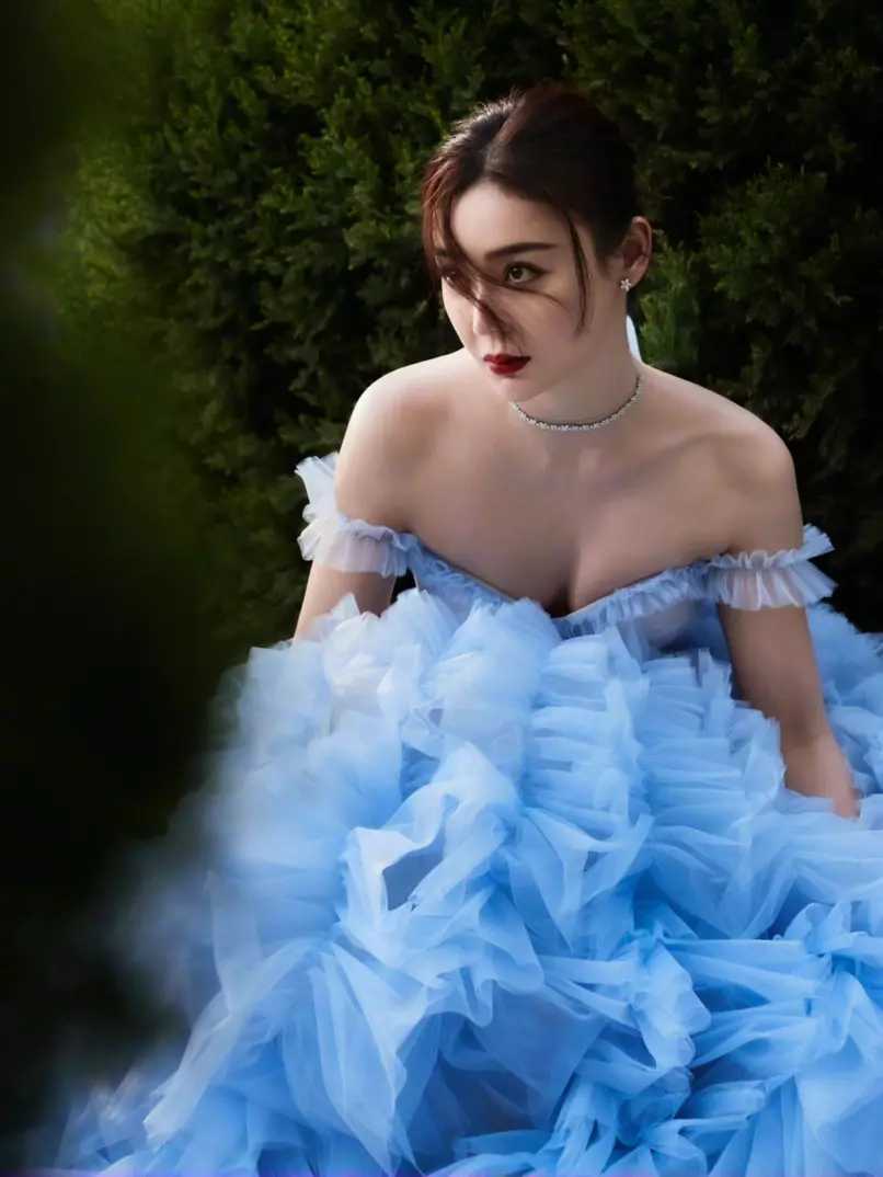 袁姗姗|袁姗姗美出新高度，一条浅蓝色礼服美成仙，饱满身材挡不住