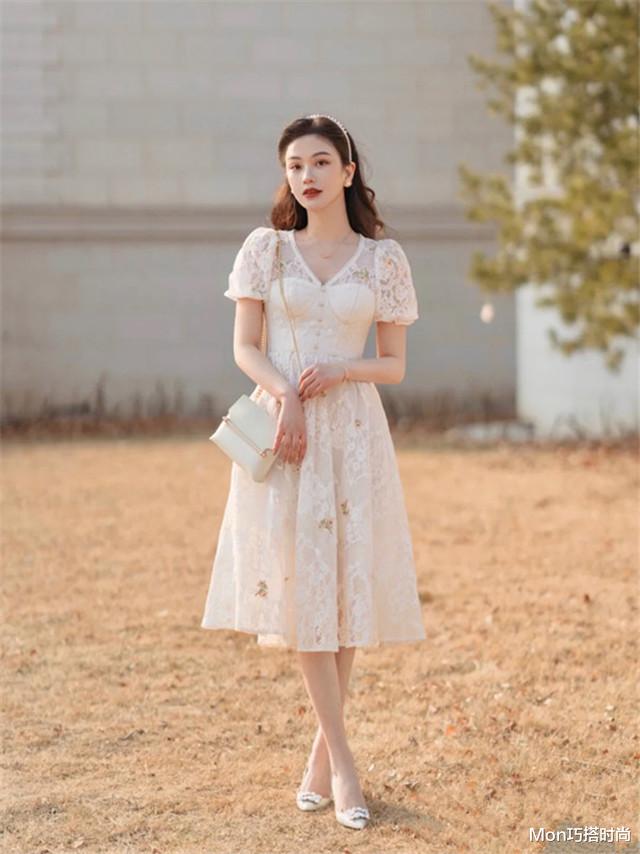 Mon巧搭时尚|聪明的女人穿裙子，一般都会搭这4双“平底鞋”，百搭透着女人味