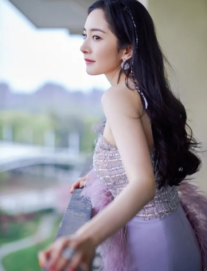 灵熙说珠宝|辣妈杨幂，身材一绝，少女感十足
