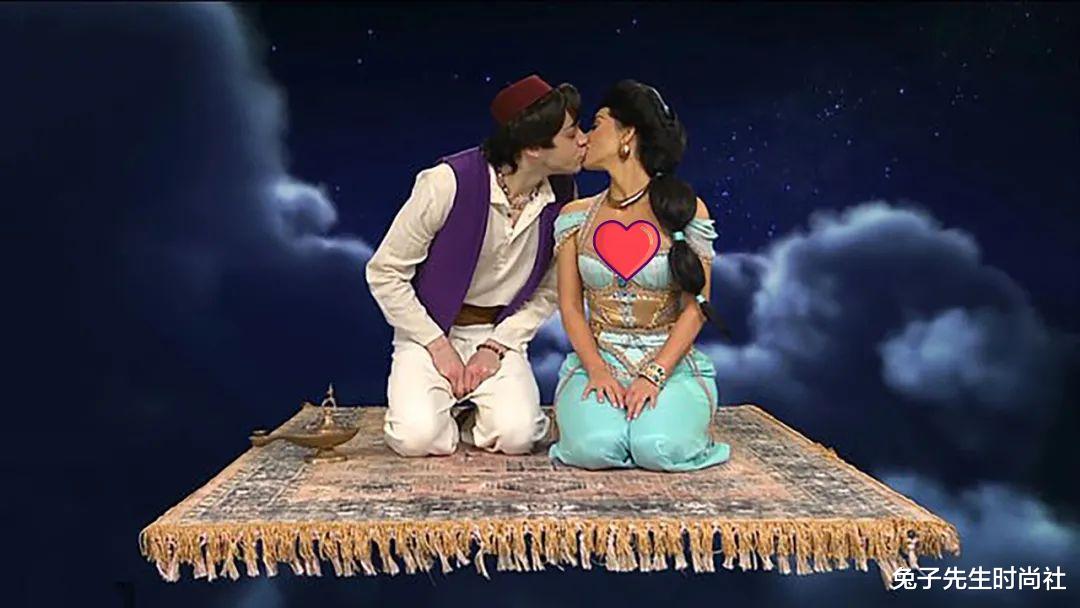 张碧晨|卡戴珊找到小13岁的男友，喜欢对方“夸赞臀部”，坠入热恋的爱河