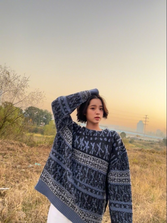短发 欧阳娜娜穿宽大毛衣 短发造型清爽利落