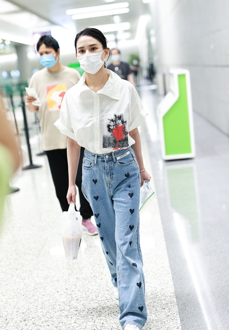 BiuFashion|赌王千金与男友罕见不牵手，何超莲的穿搭看着不贵，但气质藏不住