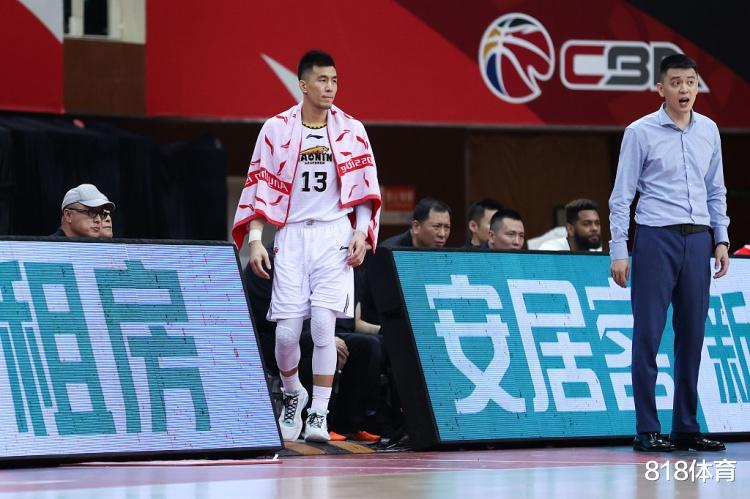 郭艾伦|尽力了! 郭艾伦赛后趴球员通道栏杆上失声痛哭, 记者拍他肩膀安慰