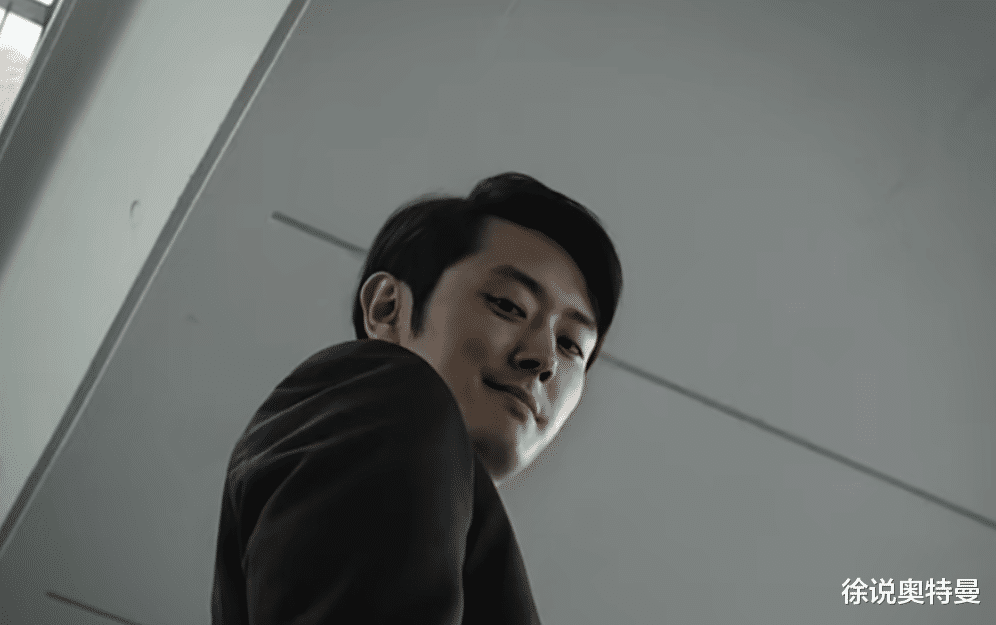 acgn漫评|特利迦奥特曼：精英胜利队的梅特龙星人很可疑，他在看伏井的书