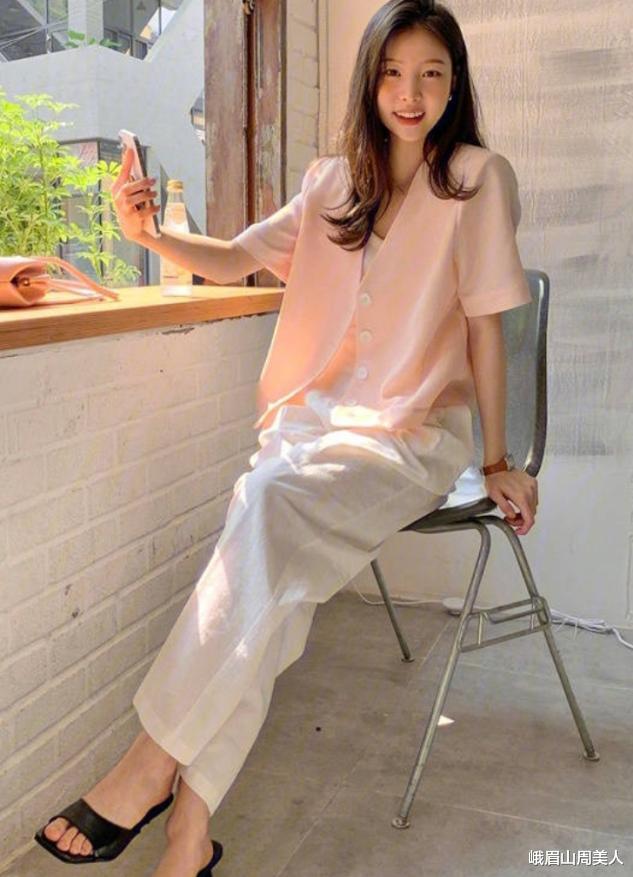 峨眉山周美人|女人裤子别乱买,今年流行这3款裤子,时髦显瘦还有女人味