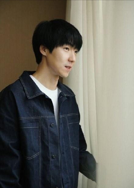 Lady变美日记|《扫黑风暴》的“孙兴”火了，私下穿暖黄色衬衫，看着干净又清爽