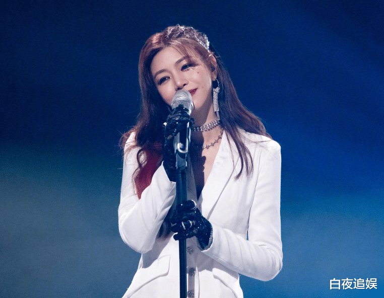 陈妍希|陈妍希穿女团装，镜头扫过腰部，终于理解她体重不过百也想减肥了