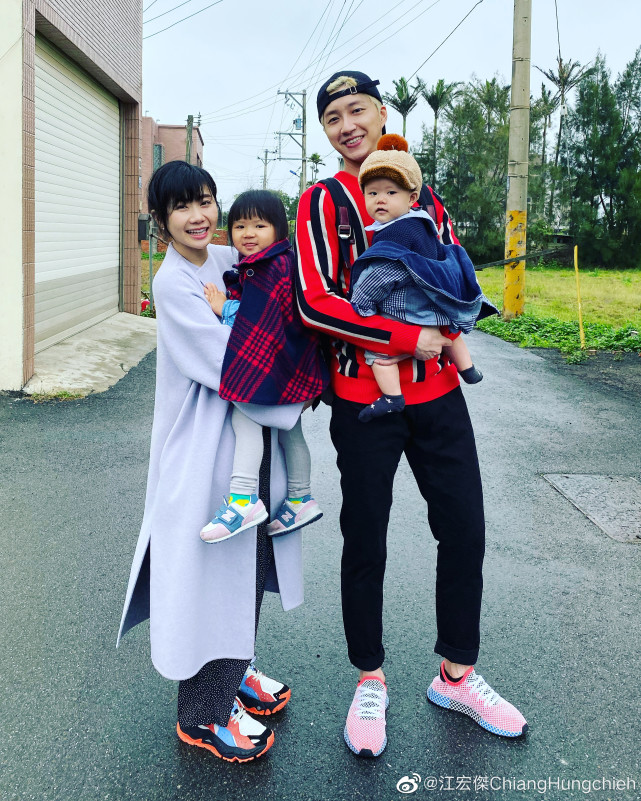 福原爱|懒理福原爱插足传闻，江宏杰与两子女开心过圣诞，气氛超温馨