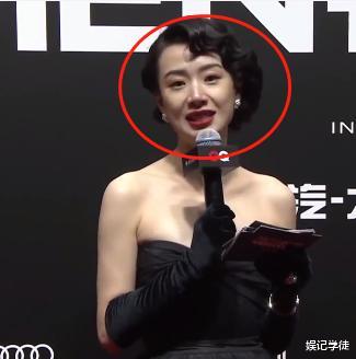 万茜|万茜迎着寒风拍写真照，脸蛋冻得通红，结束后男助理为她擦拭眼泪