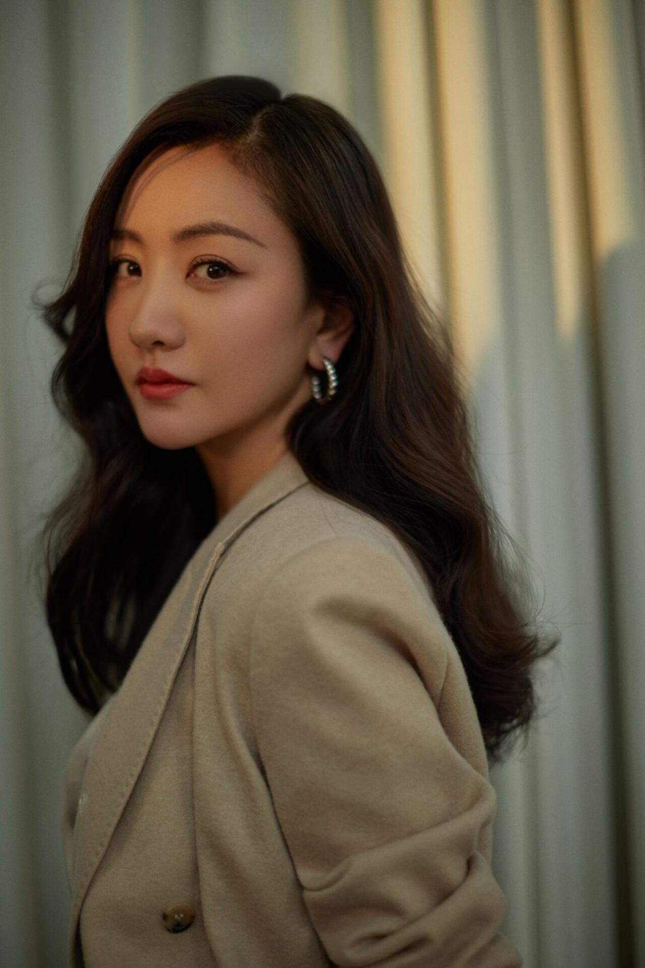 杨蓉|杨蓉40岁也满脸胶原蛋白，青春俏丽不见岁月痕迹，像偷吃了防腐剂