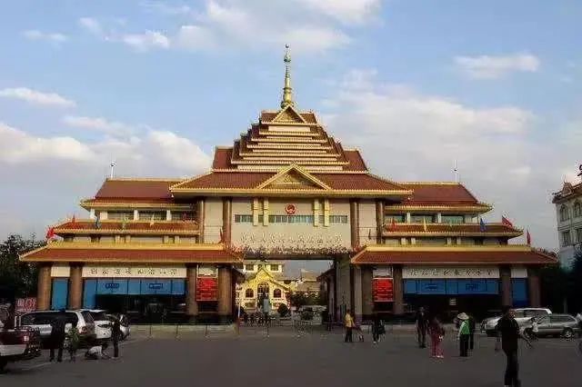 |有钱人拿750万的翡翠拿来当床，手镯芯当砖砌墙！