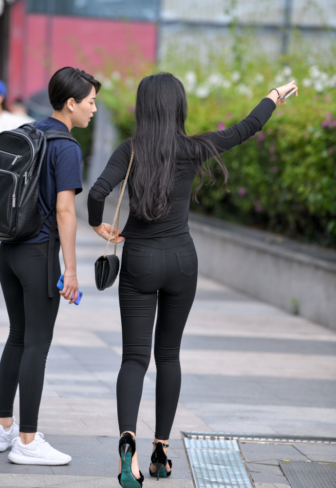 坎叔说时尚 身材好就是任性，紧身衣加紧身裤，照样有魅力又有气场！