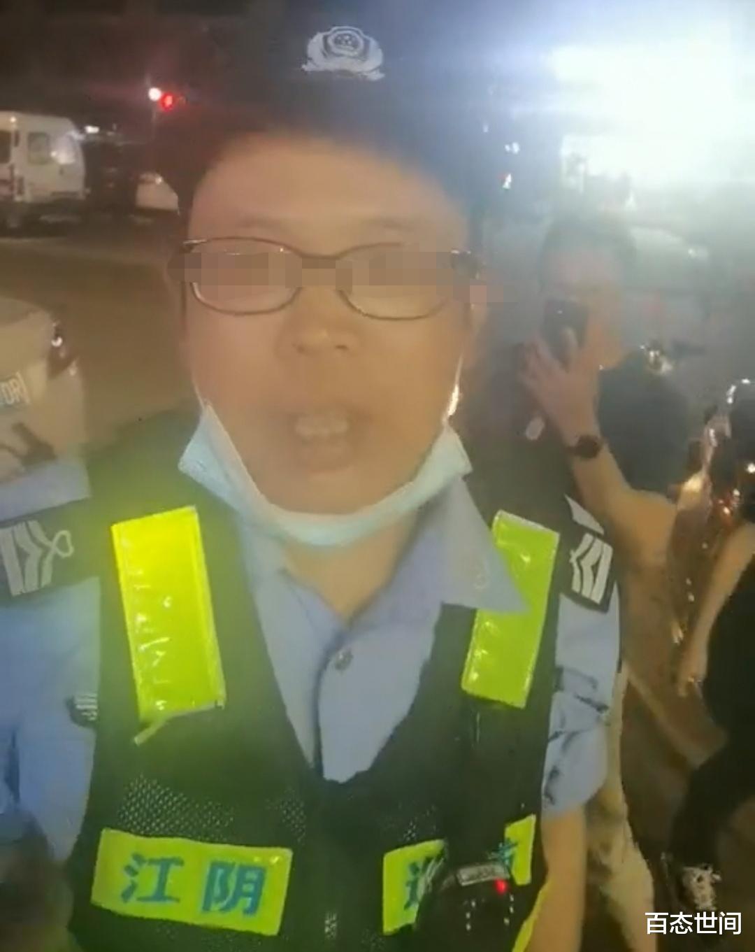 百态世间 江阴一市民质疑辅警骑车不戴头盔，辅警：我下来执法需要戴头盔吗