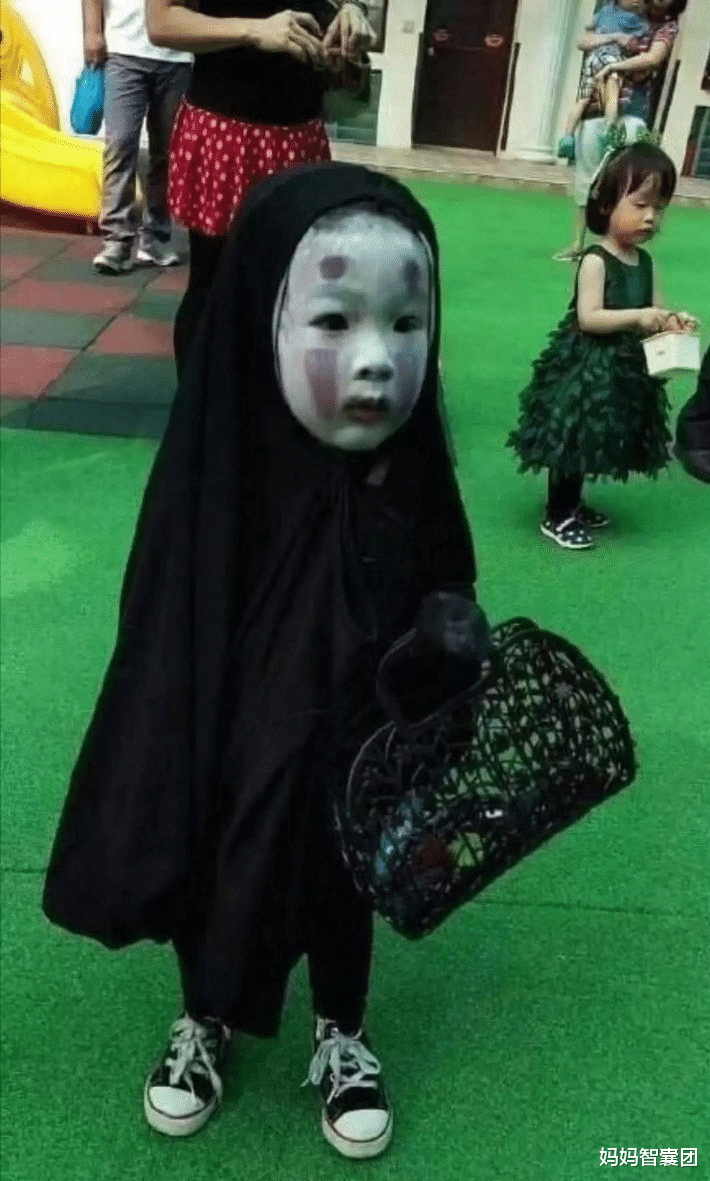 妈妈智囊团|万圣节晚上，带小孩挨家挨户讨糖的爹妈也真是够了