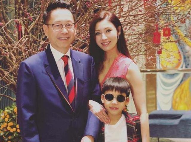 李嘉欣|李嘉欣穿透视裤和儿子逛街被吐槽，爸妈穿着暴露，不利于娃成长