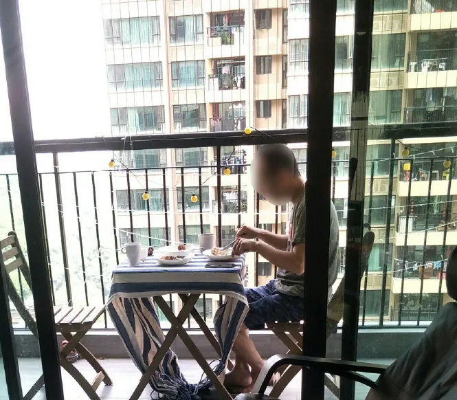 小胖鱿 有些小伙子年纪轻轻就走了捷径，傍上个富婆从此让自己少奋斗20年