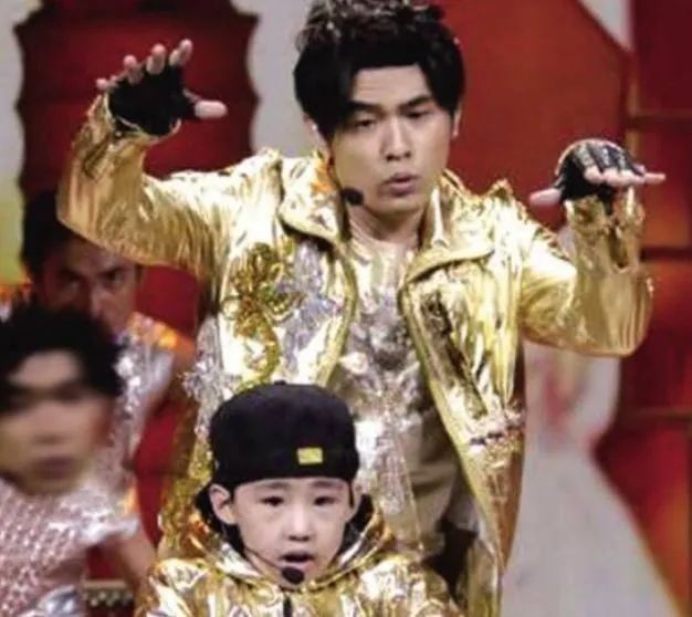 周杰伦|春晚见证周杰伦17年变化：从帅气到撞脸陈赫，从拼命表演到敷衍