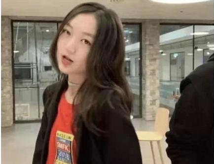 李嫣|李嫣不满闺蜜聚会遭曝光？放大正面照怼人，意外暴露唇部手术痕迹