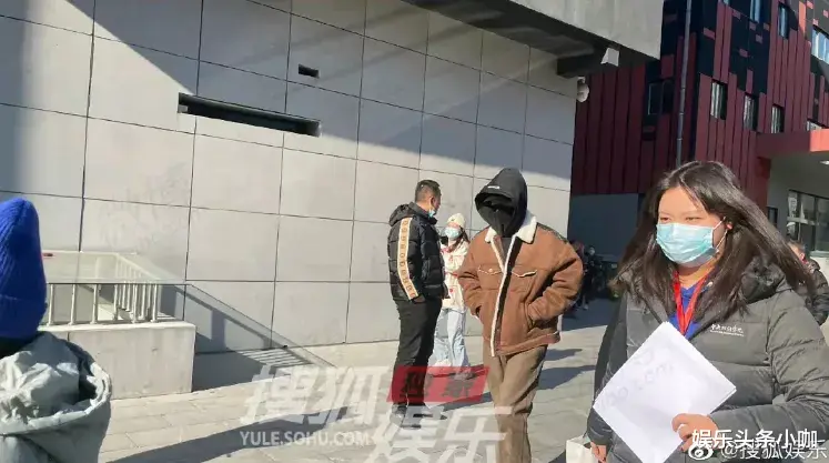 站姐|假冒经纪人骗钱，为虐粉假装输液？