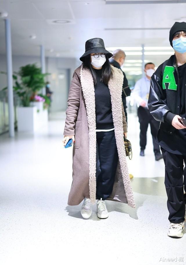 李湘|李湘冬天也穿得挺霸气，身材虽然有点胖，但超长大衣显得身形高挑
