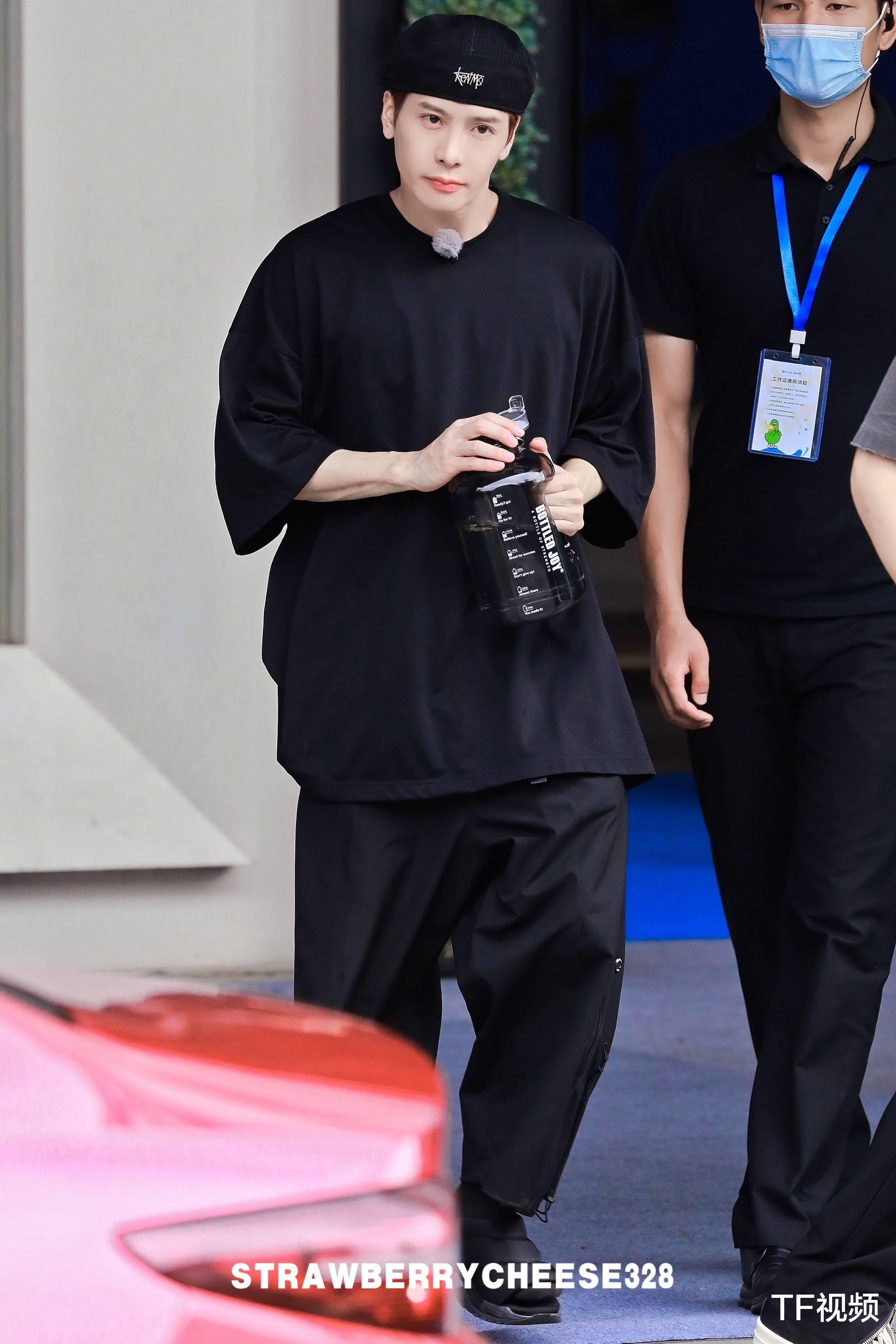 王嘉尔|王嘉尔录制综艺发现路人拍摄，镜头切换到自己后，反应神似表情包