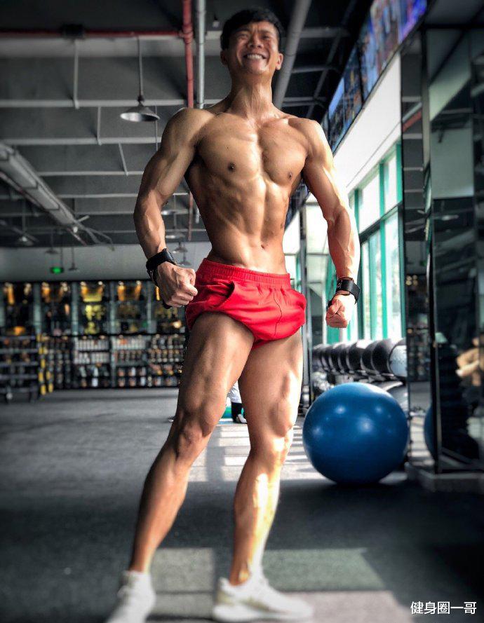 健身圈一哥 188cm身高大长腿，每天挥汗如雨撸铁，雕刻出霸气胸肌健壮麒麟臂！