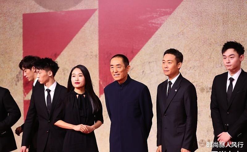 张艺谋|张艺谋带女儿霸气走红毯！女儿高调亮相成大赢家，穿黑色太优雅