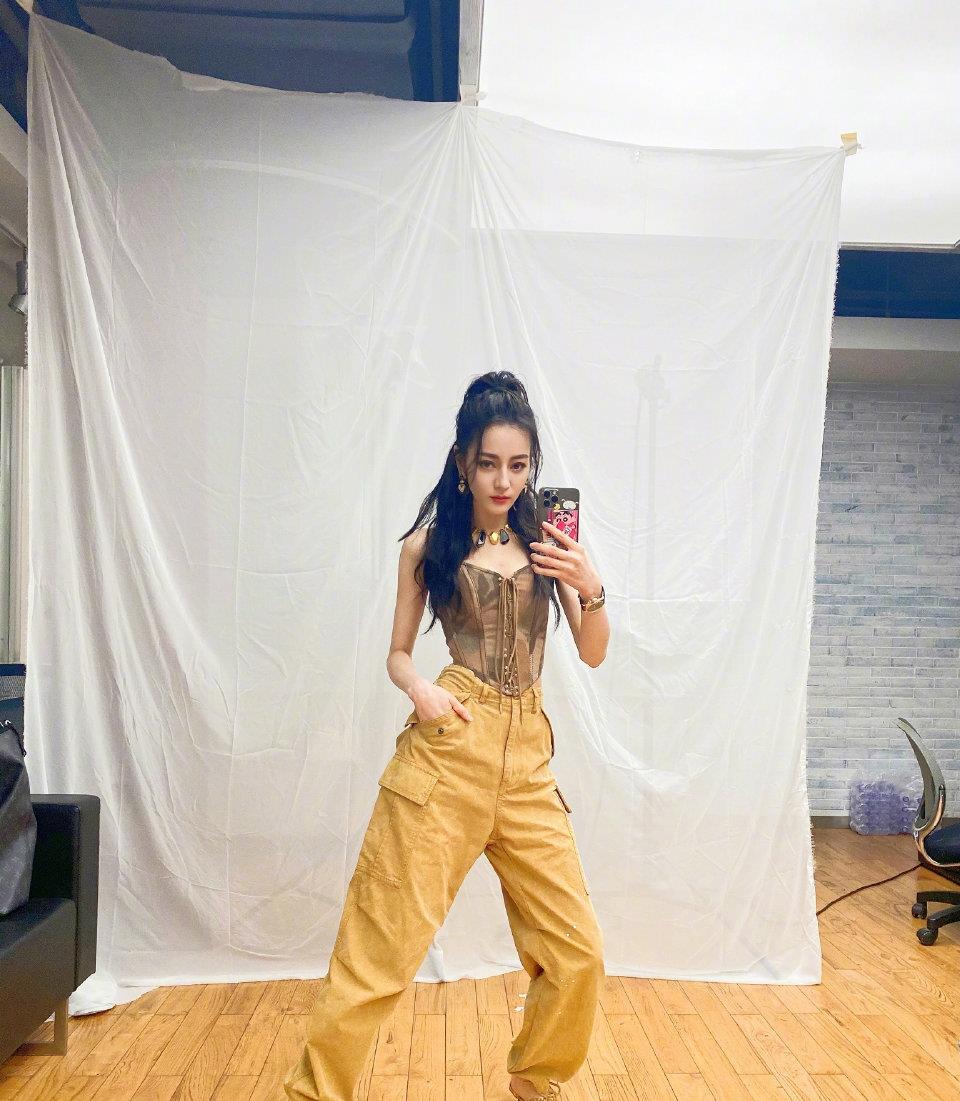 迪丽热巴|热巴侧身弯腿模仿高质量女性自拍土味十足，巴掌脸和小蛮腰抢镜