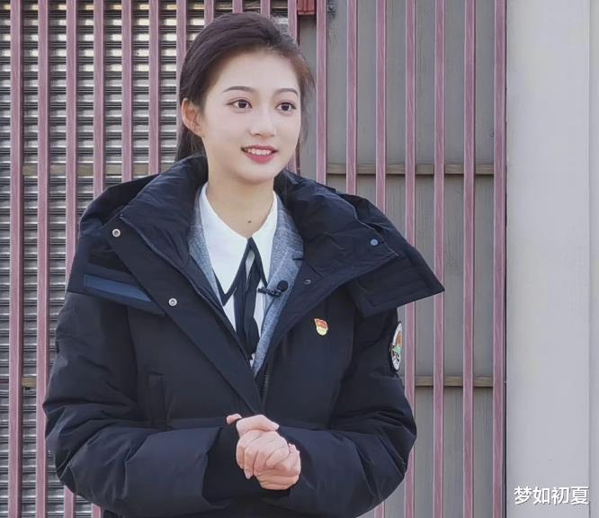 综艺节目|冯琳再次公开亮相，气质出挑，还没毕业就能担任跨年晚会主持人