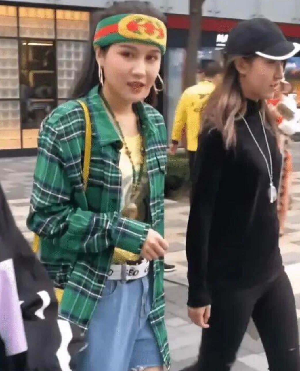 穿衣搭配 赵本山女儿演绎东北新时尚,两条裤腿一长一短,还套上黄色长筒袜