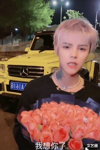 殷世航|殷世航带套路璐排队做核酸检测,人很矮被嘲没桌子高,称自己被护士偷拍