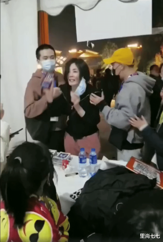 吴亦凡|王菲复工,4助理伺候返8000万豪宅休息,剪超短发脖颈前倾得厉害